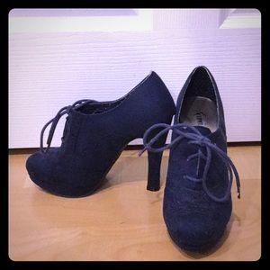 Size 7 pair of Fioni heels in excellent condition